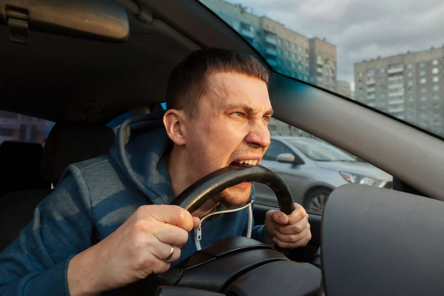Поломка Audi 200 в дороге: когда можно доехать до сервиса, а когда вызывать эвакуатор